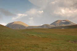 Vlevo sopka Agudag (3335 m.n.m.), vpravo sopka beze jména (3458 m.n.m.)