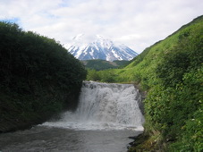 Vodopád, v pozadí Korjakská